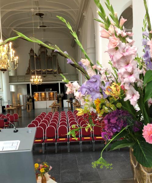 Lambertuskerk met bloemen