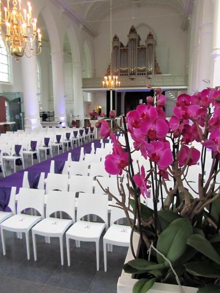 Lambertuskerk paars met bloemen