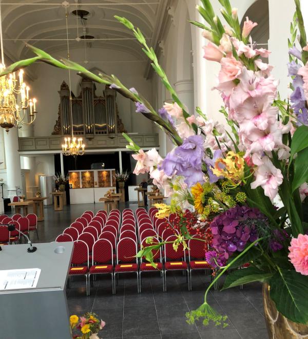 Lambertuskerk met bloemen