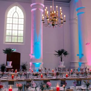 Zij-aanzicht gedekte tafels