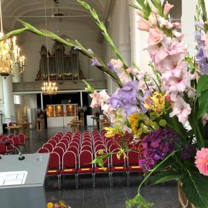 Lambertuskerk met bloemen