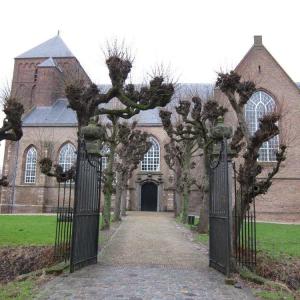 Zuidgevel en ingang Lambertuskerk